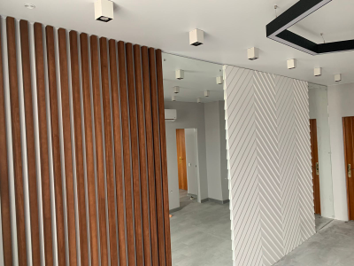 Гипсовая 3D панель "Рейка диагональная" (монтаж в Саратове, ракурс 2)