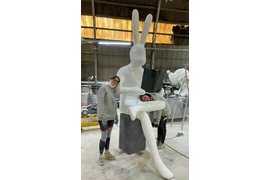 Большой заяц. Парковая скульптура