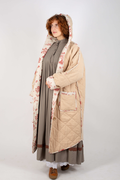 Стеганое пальто "Родное тепло" с капюшоном бежевое