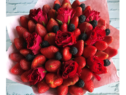 Ягодный букет с розами