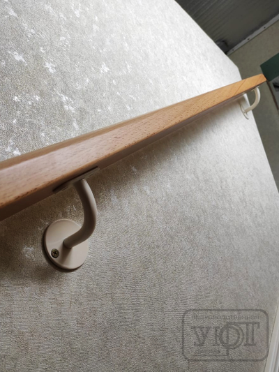 л-12/2. металлические балясины с шарами. ступени и поручень - массив бука под лаком