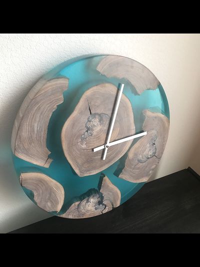 часы из эпоксидной смолы и спилов дерева