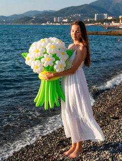 Букет из шаров 17 белых ромашек