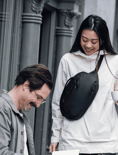 Девушка с сумкой Thule Tact Crossbody Bag 5L Black