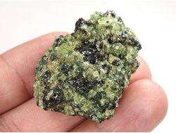 Хризолит (Перидот, Оливин), кристаллы на породе, США (40*29*21 мм, 35 г) №38092