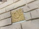 Декор-изразец к плитке под кирпич Kamastone Сказка 3001, цвет светлая слоновая кость с золотом