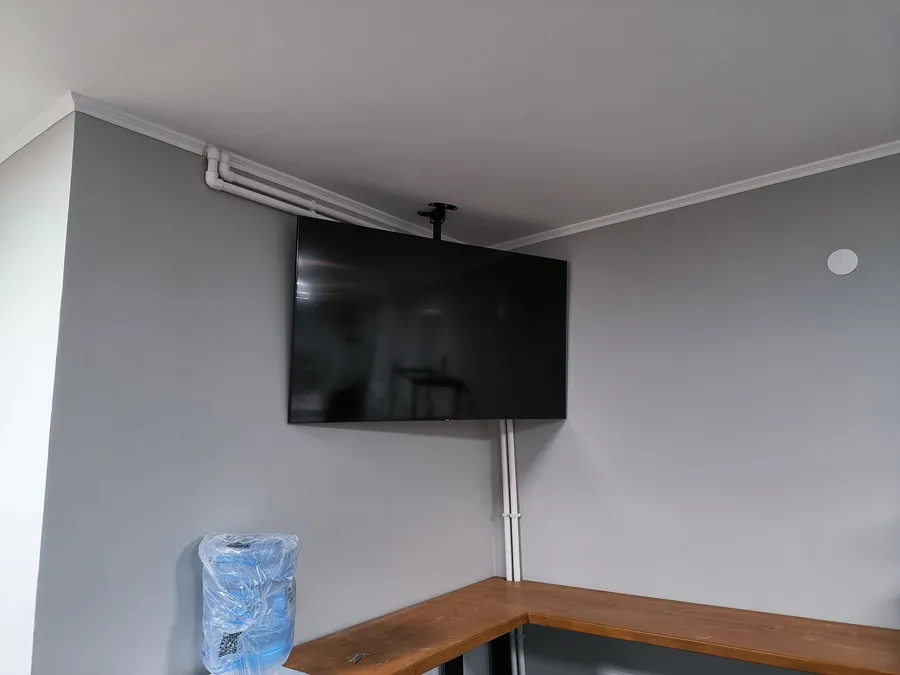 Установка телевизора на потолочный кронштейн