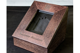 Шкатулка из дерева со стеклом для экспозиции и хранения изделий.