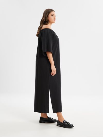 Платье с глубоким воротом-декольте