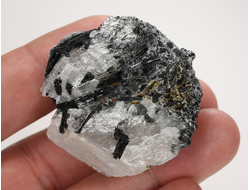 Кварц, черный турмалин (шерл), необработанный образец, Бразилия (39*42*22 мм, 47 г) №38081