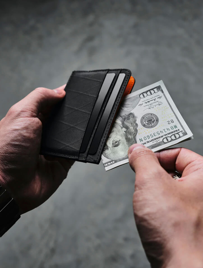 Alpaka Ark Card Wallet Black в руке