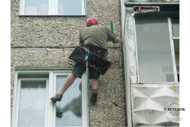 Запениваем вскрытый шов монтажной пеной