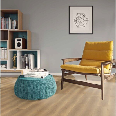 Ламинат Wineo Дуб Премиум Коричнево-Золотистый LA166LV4 в интерьере комнаты