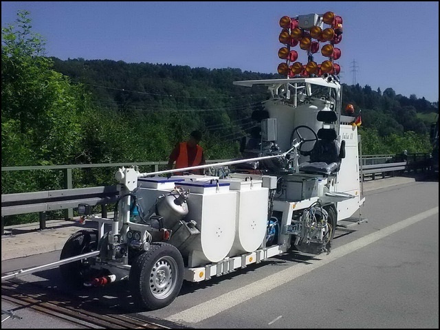 mashiny dlya dorozhnoj razmetki