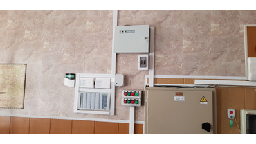 Установленно: 16 столбов, 16 датчиков движения на опоры, 25 датчиков открытия, 8 датчиков разбития стекла, прокинуто 1350 метров кабеля. 