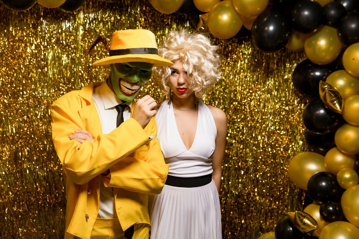 фотозона маска мерлин монро новый год