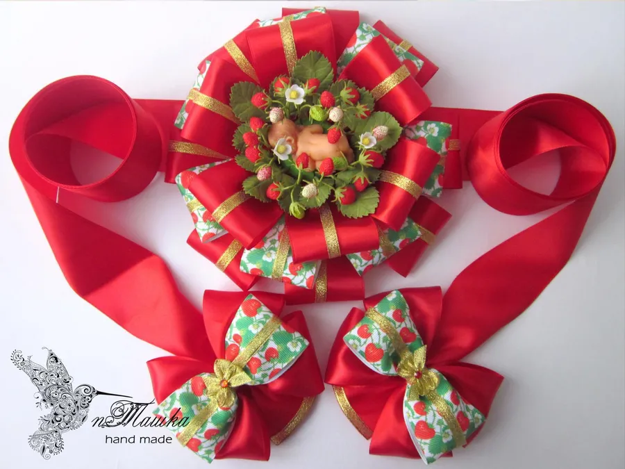 Работа Натальи Воробьевой (Бугаевой).Бант на выписку из роддома. Использован молд "Земляника лесная NEW"