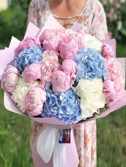 Гортензии и пионы в стильной упаковке