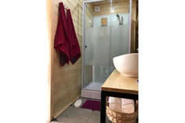 Отдельная душевая комната в номере люкс