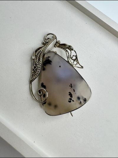 Броши с натуральными камнями в ассортименте