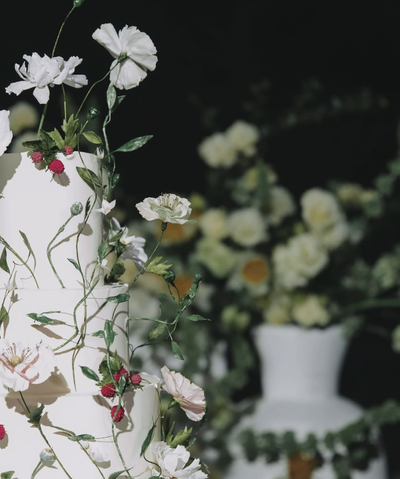 Торт трехъярусный с вафельными цветами 3 яруса(9-12кг) (копия)