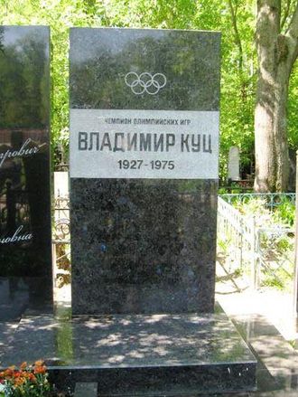 На фото прямоугольный памятник из гранита со светлой гравировкой с СПб
