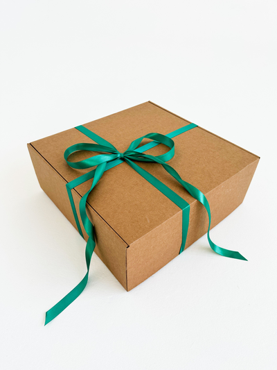 Большая подарочная коробка GILEV 37х37х14см с зеленой лентой и наполнителем крафт