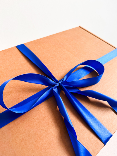 2 штуки - Подарочная коробка GILEV 44x32x15см с синей лентой и наполнителем крафт