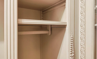 Встроенная резная гардеробная комната белая.