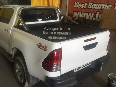 Жалюзи Roll-n-lock на Тойота Хайлюкс Рево на пикапе белого цвета 040 от AvengerUral.ru вид слева