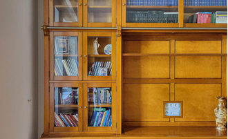 Библиотека модульная с центральной нишей под ТВ.