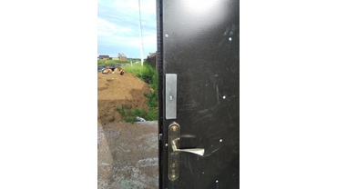 Прокладка 240 метров кабеля в грунте и бетоне. 
Соединение двух домофонов с функцией интеркома. 
Установка электозамка. 
Установка вызывной панели с углом обзора 120 град. 
Качественный монтаж ! 