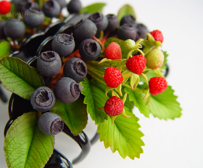 Заколка - краб с черникой и земляникой.