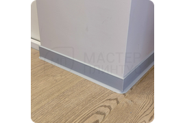 Сдержанная элегантность: установка 60-миллиметрового светло-серого плинтуса Dollken S60 - изысканное решение для создания утонченного интерьера в светлых тонах.