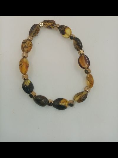 Браслет на резинке с бижутерией