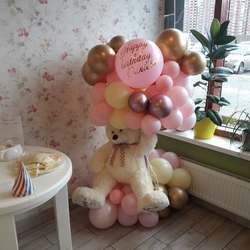 Композиция из шаров "Мишка с облаком шаров"