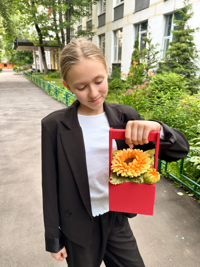 Деревянный бокс с зефирными подсолнухами