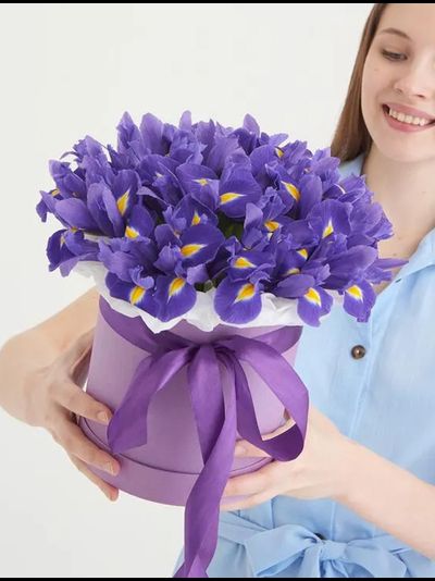 Шляпная коробка с ирисами