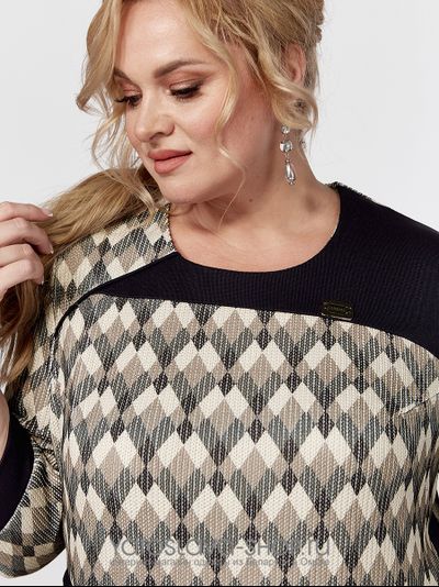 Женское платье прямого силуэта в сером оттенке