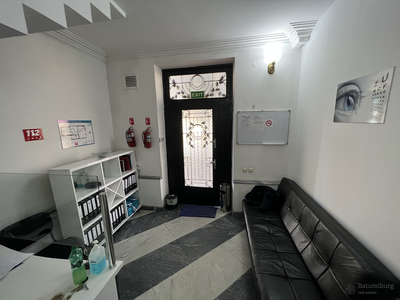 Продается коммерческое помещение под медицинский центр + 3 квартиры, в историческом месте, в Батуми.