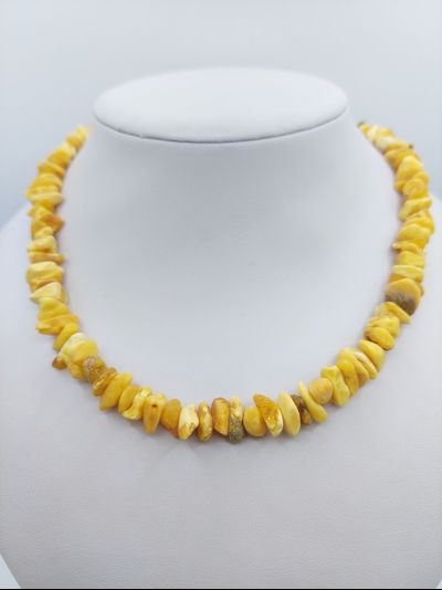 Лечебные бусы из необработанного белого янтаря 01163