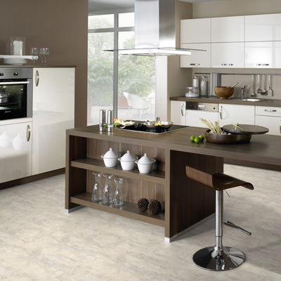 Виниловый пол Wineo 400 Stone Magic Stone Cloudy DB00136 в интерьере кухни