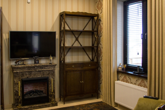 Стеллаж с нижней тумбой на резных ножках.