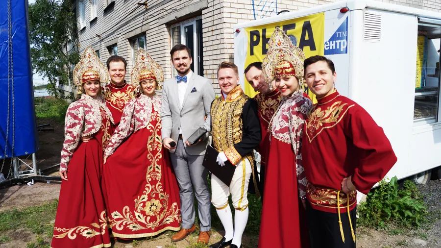 Танцевальный коллектив и ведущие