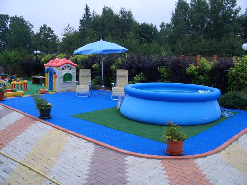 Детские водные площадки. Площадка с бассейном на даче. Дача с бассейном и с детской площадкой. Бассейн площадка детская. Бассейн с горками.