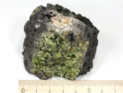 Хризолит (Перидот, Оливин), кристаллы на породе, США (58*55*40 мм, 144 г) №28828