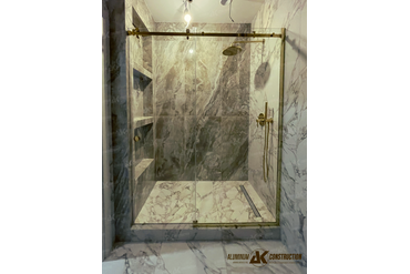 Перегородка душевая купе, из каленого прозрачного стекла 8 мм и фурнитурой под золото. Прекрасно выполняет свои функции и экономит пространство в комнате гигиены