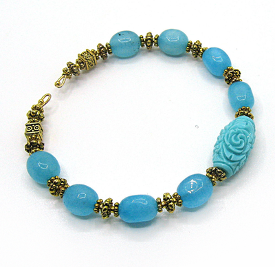 "Восточная фантазия". Браслет из голубых бусин кварца и коралла