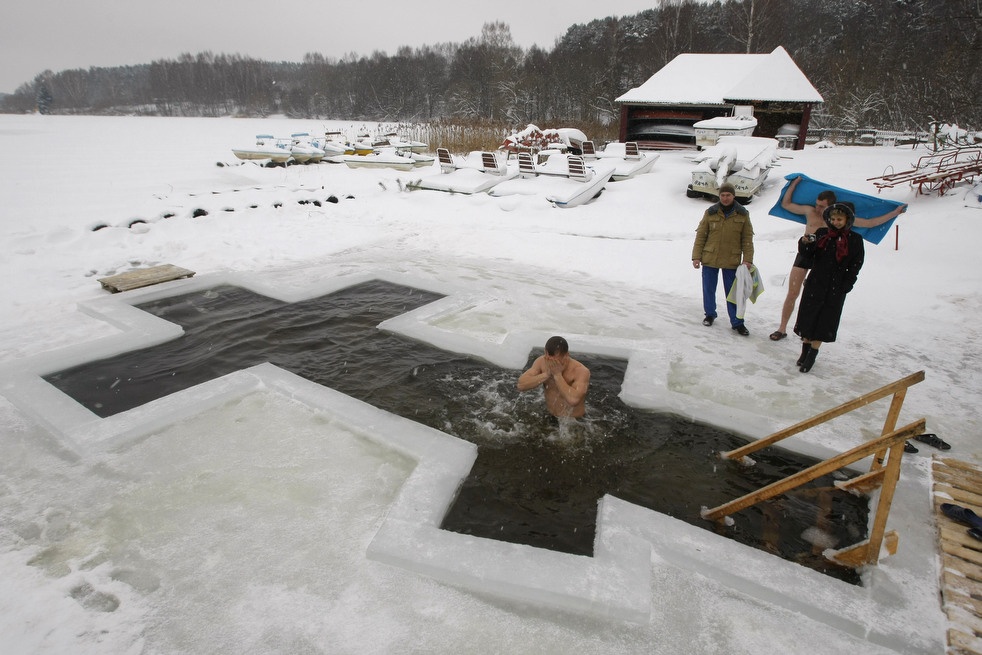 Крещение прорубь. Крещение праздник прорубь. Купание в проруби на крещение 2023. Крещение праздник прорубь. Зимние праздники крещение.