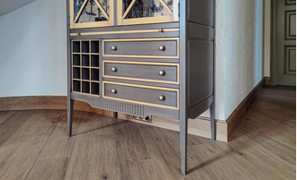 Комод-бар с отделением бутылочницей.